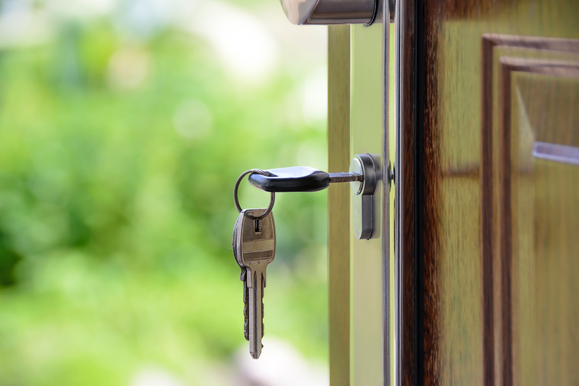 Picture of a key on a wooden door key hole